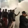 Video yang beredar di mana memperlihatkan sempat terjadi kericuhan di Jalan Salemba Raya, kawasan Paseban, Senen, Jakarta Pusat, Jumat (12/6/2026) malam. (Foto: tangkapan layar).