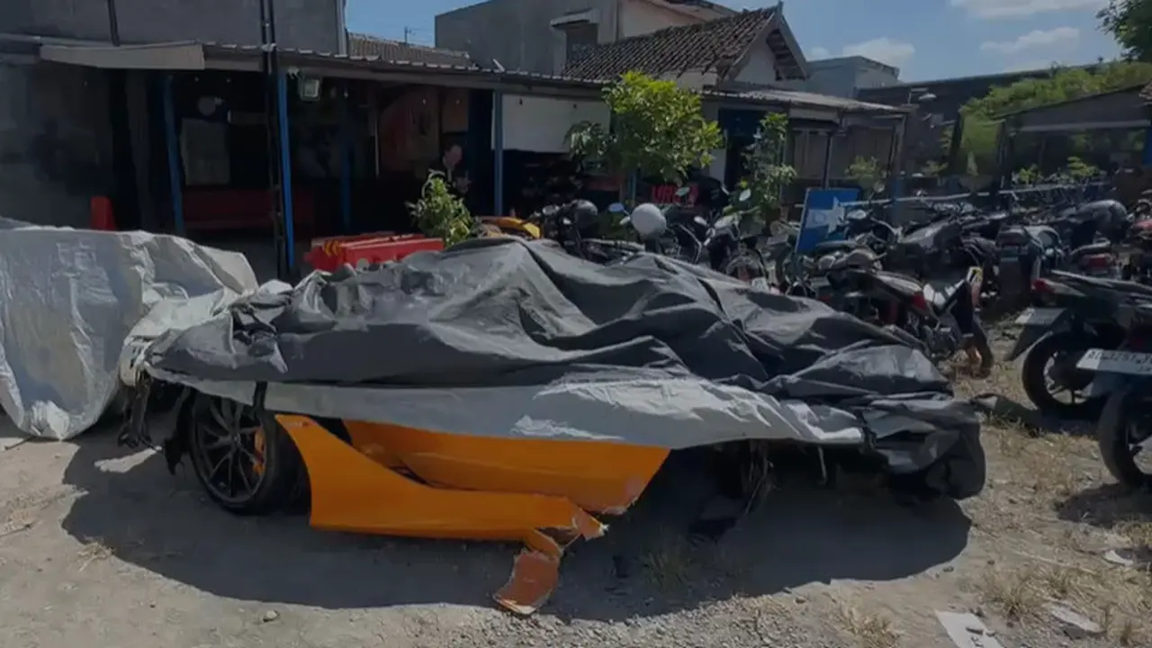 McLaren 720S milik YouTuber Terbelah Dua (Foto: Arie Sunaryo/merdeka.com)