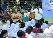 Wakil Menteri Pendidikan Dasar dan Menengah (Wamendikdasmen) Atip Latipulhayat berinteraksi dengan para murid baru kelas 7 yang mengikuti hari pertama Masa Pengenalan Lingkungan Sekolah (MPLS) Ramah di SMPN 57, Jakarta Pusat, Senin (13/7/2026). ANTARA/Hana Dewi Kinarina Kaban/aa.