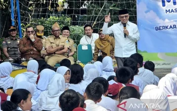 Wakil Menteri Pendidikan Dasar dan Menengah (Wamendikdasmen) Atip Latipulhayat berinteraksi dengan para murid baru kelas 7 yang mengikuti hari pertama Masa Pengenalan Lingkungan Sekolah (MPLS) Ramah di SMPN 57, Jakarta Pusat, Senin (13/7/2026). ANTARA/Hana Dewi Kinarina Kaban/aa.