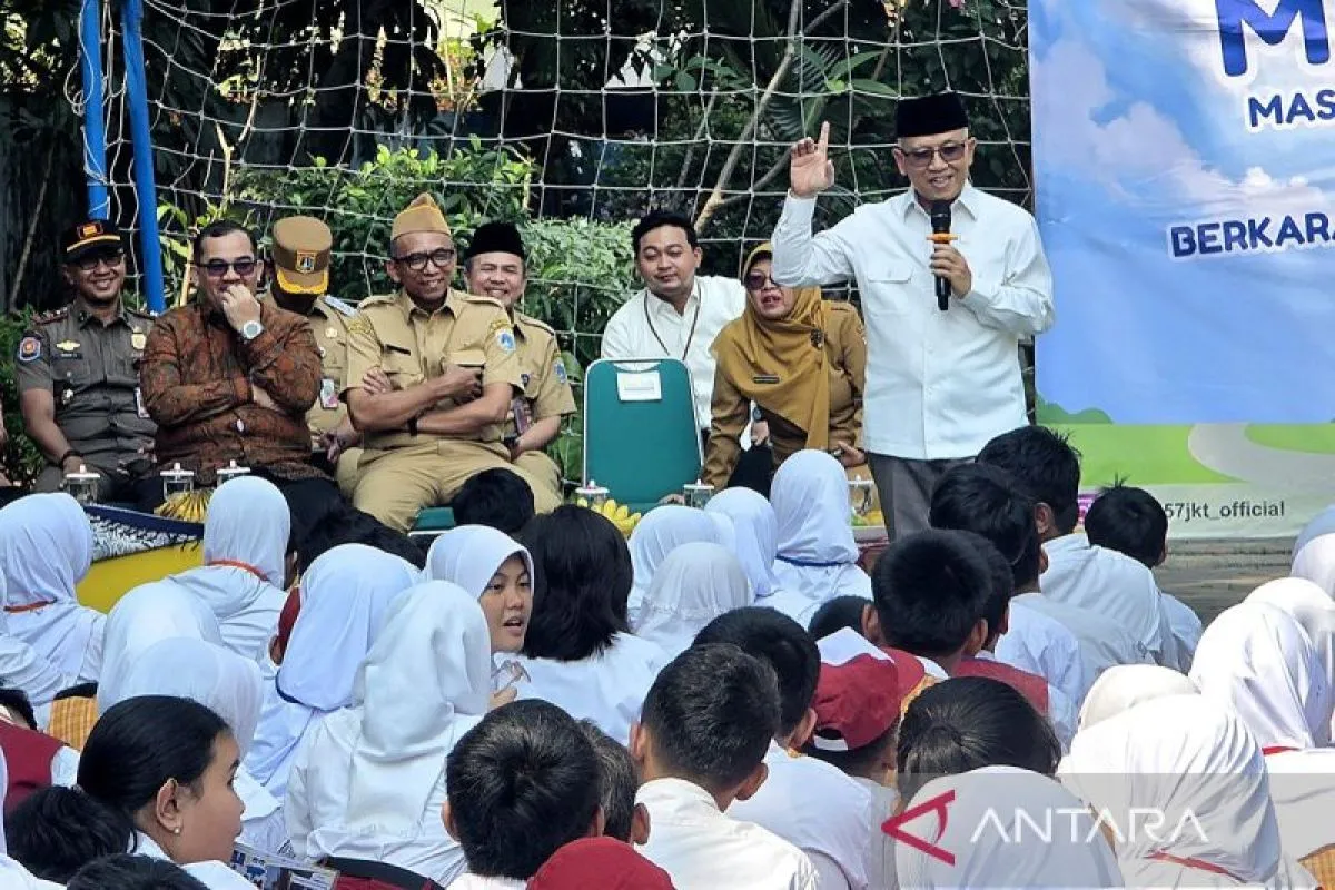 Wakil Menteri Pendidikan Dasar dan Menengah (Wamendikdasmen) Atip Latipulhayat berinteraksi dengan para murid baru kelas 7 yang mengikuti hari pertama Masa Pengenalan Lingkungan Sekolah (MPLS) Ramah di SMPN 57, Jakarta Pusat, Senin (13/7/2026). ANTARA/Hana Dewi Kinarina Kaban/aa.