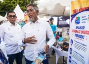 Sekretaris Daerah Jateng Sumarno saat meninjau Gelar Produk Koperasi dan UMKM, di Solo. (ANTARA/HO-Pemprov Jateng)