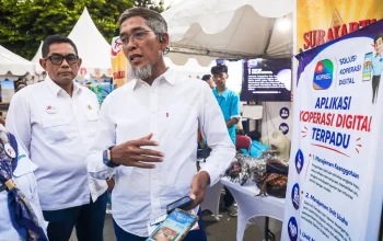 Sekretaris Daerah Jateng Sumarno saat meninjau Gelar Produk Koperasi dan UMKM, di Solo. (ANTARA/HO-Pemprov Jateng)