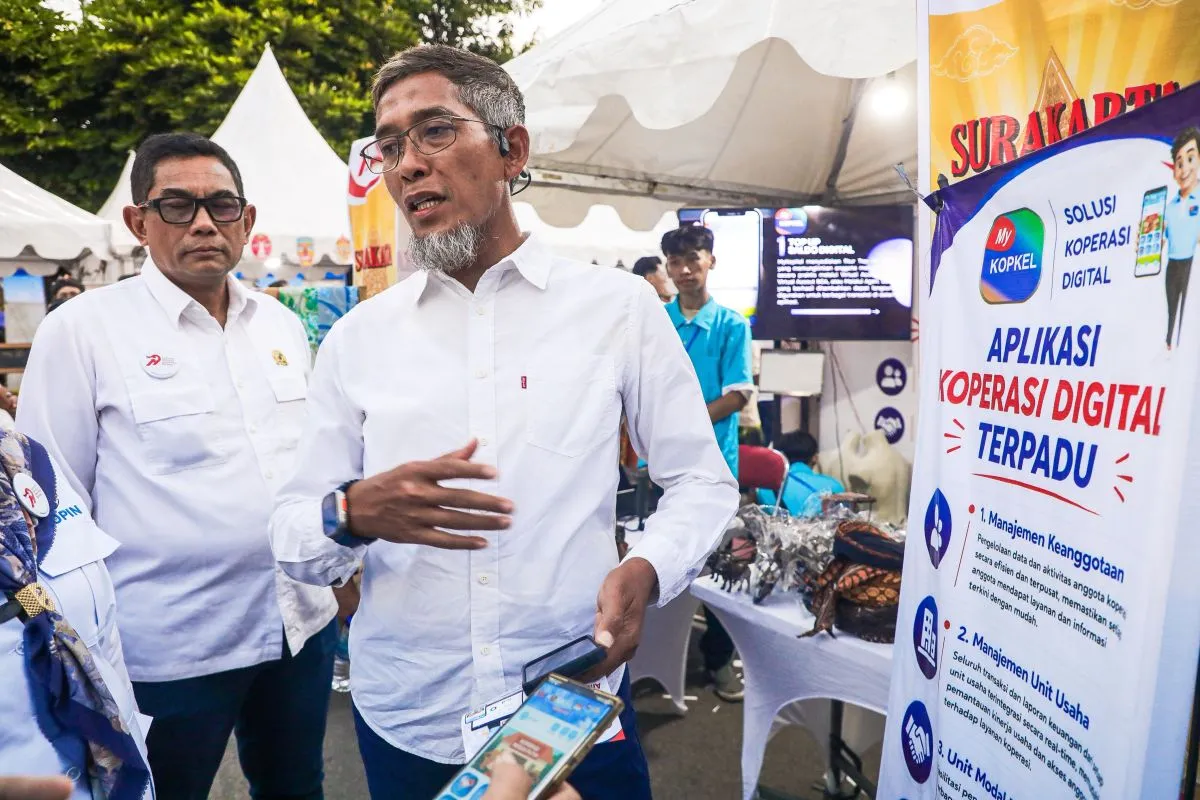 Sekretaris Daerah Jateng Sumarno saat meninjau Gelar Produk Koperasi dan UMKM, di Solo. (ANTARA/HO-Pemprov Jateng)