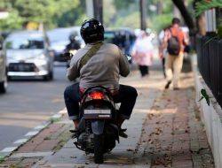 Viral! Pemotor Ngaku Tentara Ngotot di Trotoar