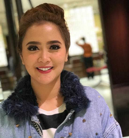 Tanpa Suster, Vega Darwanti Rawat Ibunda hingga Akhir