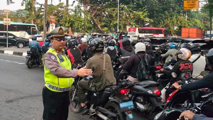 Lalu lintas di Halim arah Cawang, Senin (13/7/2026) pagi macet. (Foto: dok. TMC Polda Metro Jaya)