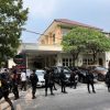 Polisi menemukan brankas besar saat menggeledah kafe de'Clan Signature di Cipete, Jakarta, terkait kasus korupsi dan pencucian uang. (Adhfar/detikcom)