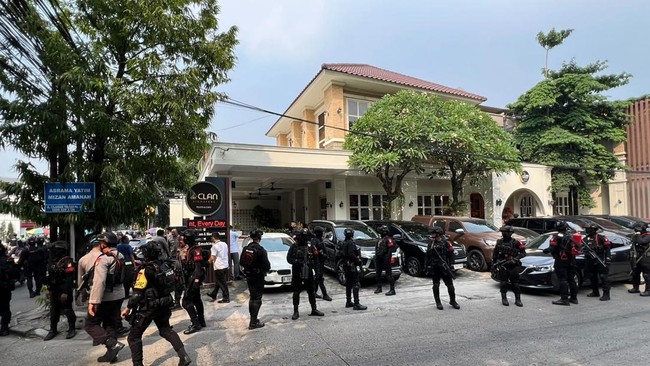 Polisi menemukan brankas besar saat menggeledah kafe de'Clan Signature di Cipete, Jakarta, terkait kasus korupsi dan pencucian uang. (Adhfar/detikcom)