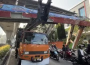 Truk Angkut Alat Berat Tabrak JPO Tendean (Ady Anugrahadi/Liputan6.com)