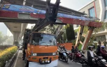 Truk Angkut Alat Berat Tabrak JPO Tendean (Ady Anugrahadi/Liputan6.com)
