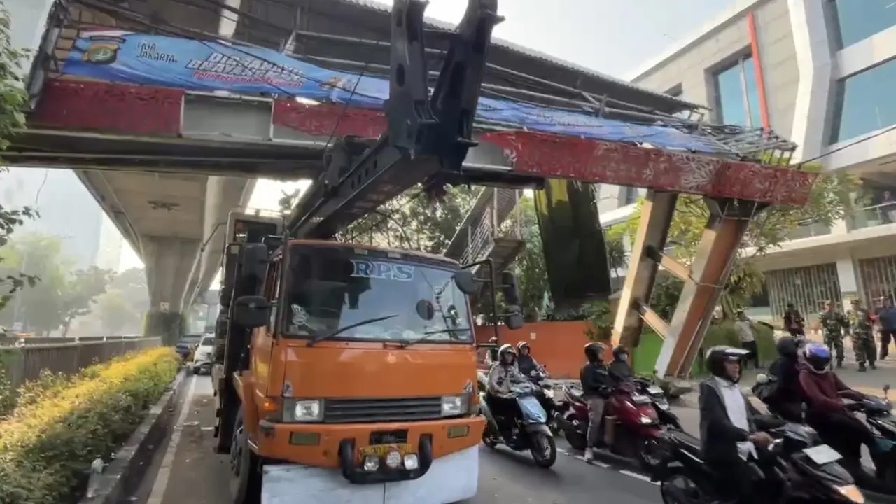 Truk Angkut Alat Berat Tabrak JPO Tendean (Ady Anugrahadi/Liputan6.com)